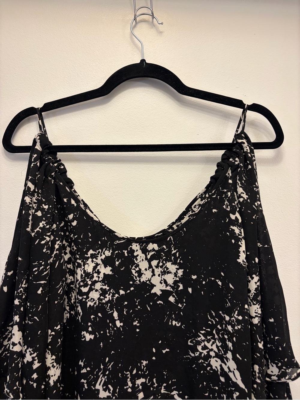 Parker Cocktail Dress Womens XS Black Cream Cold Shoulder Flutter Sleeve Mini - Picture 9 of 11